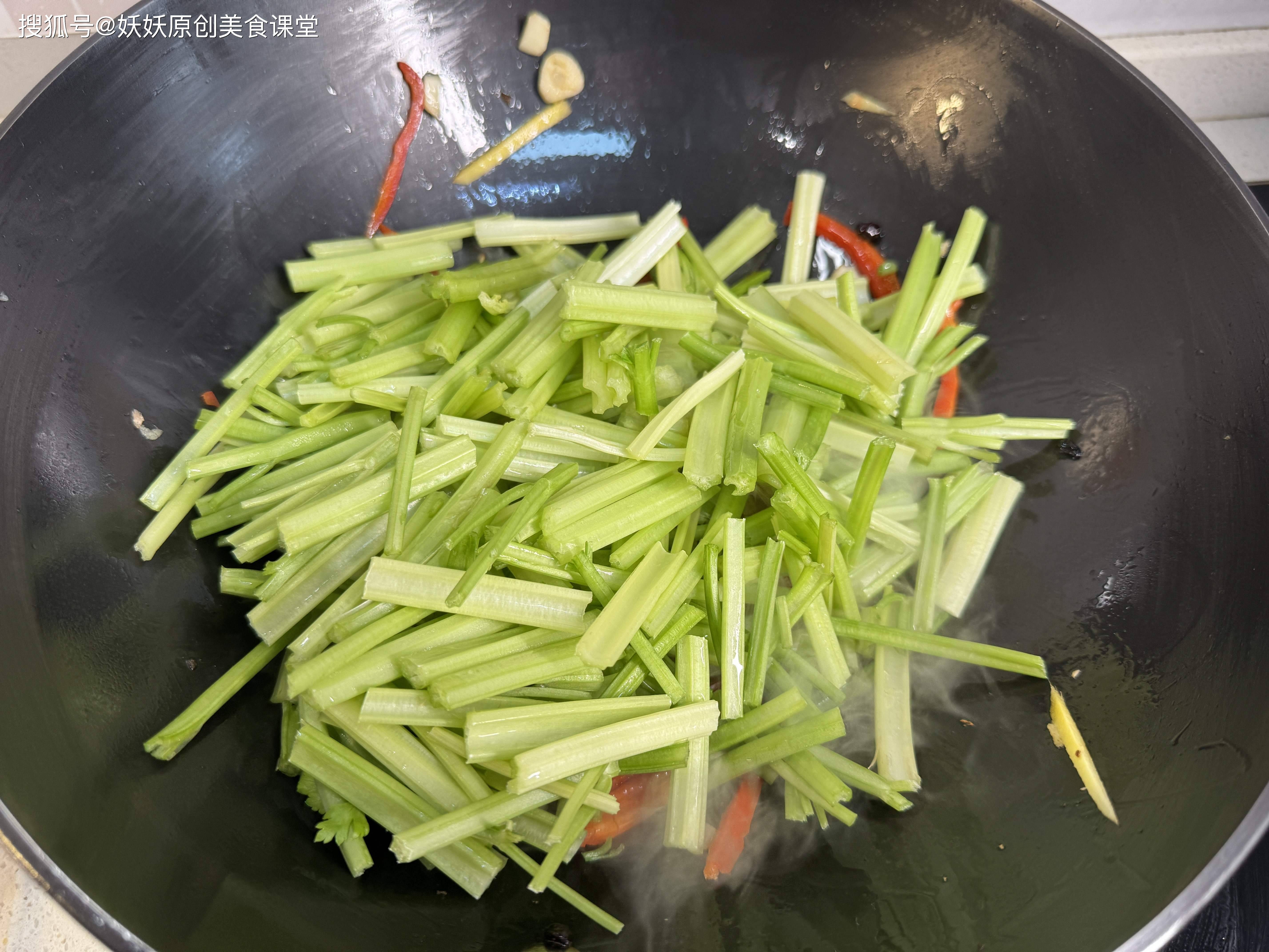 春夏交替遇到这菜使劲吃，自带“青霉素”，通便排毒抗菌消炎