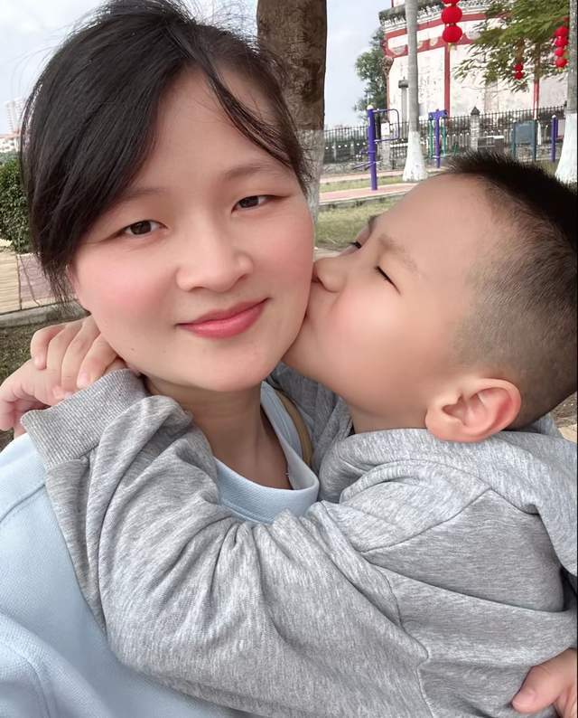 32岁美女导游“CC”去世！女儿3岁，爸爸入狱，前夫PUA还殴打儿子